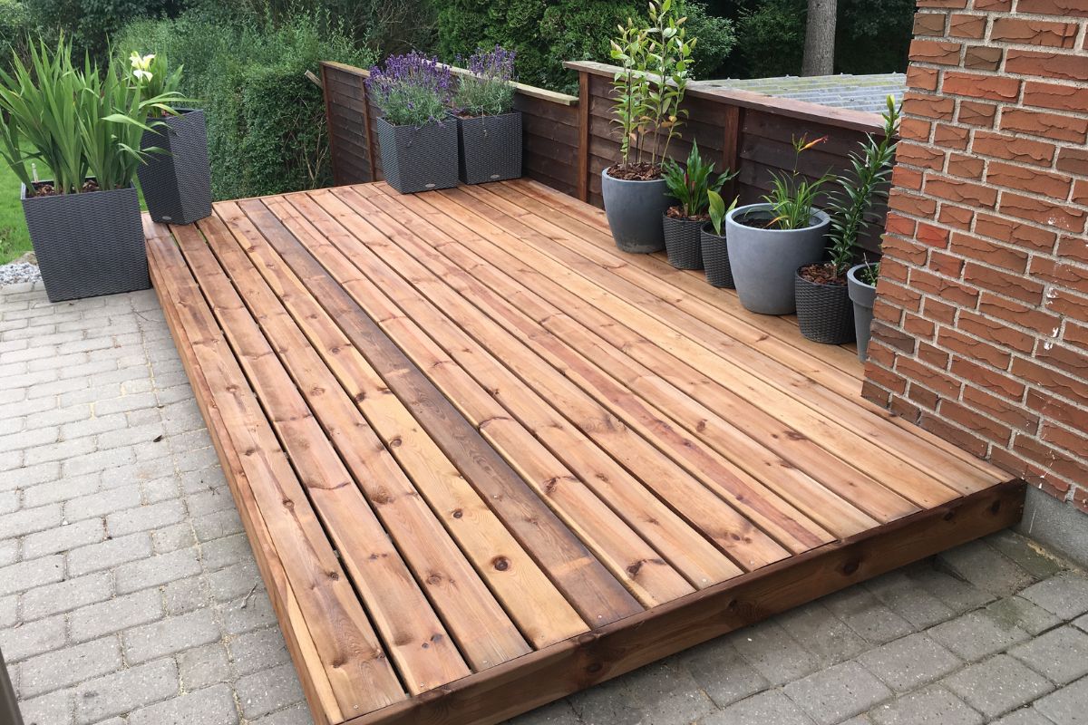 Construindo um deck de madeira: dicas para criar um espaço aconchegante no seu jardim - Canva