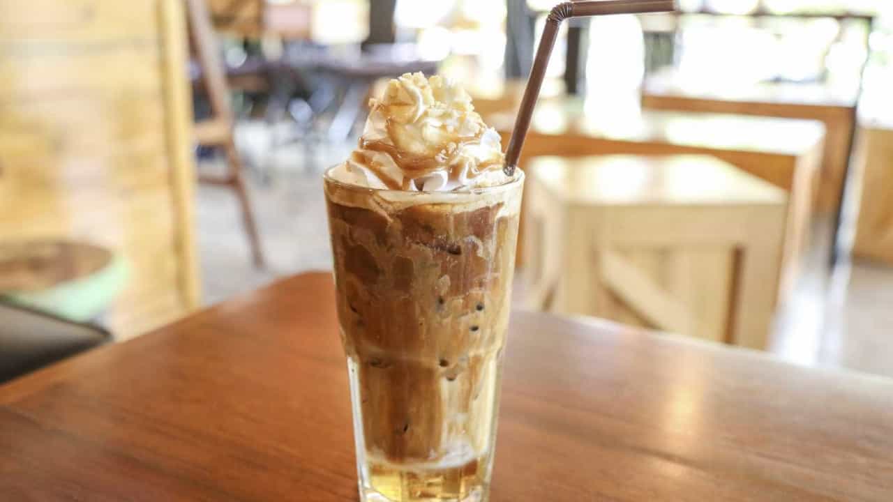 Saia da rotina: aprenda a fazer cappuccino gelado de liquidificador com sorvete