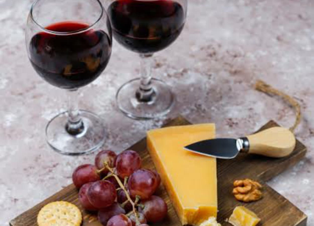 Harmonizar vinho com queijos é excelente em reuniões