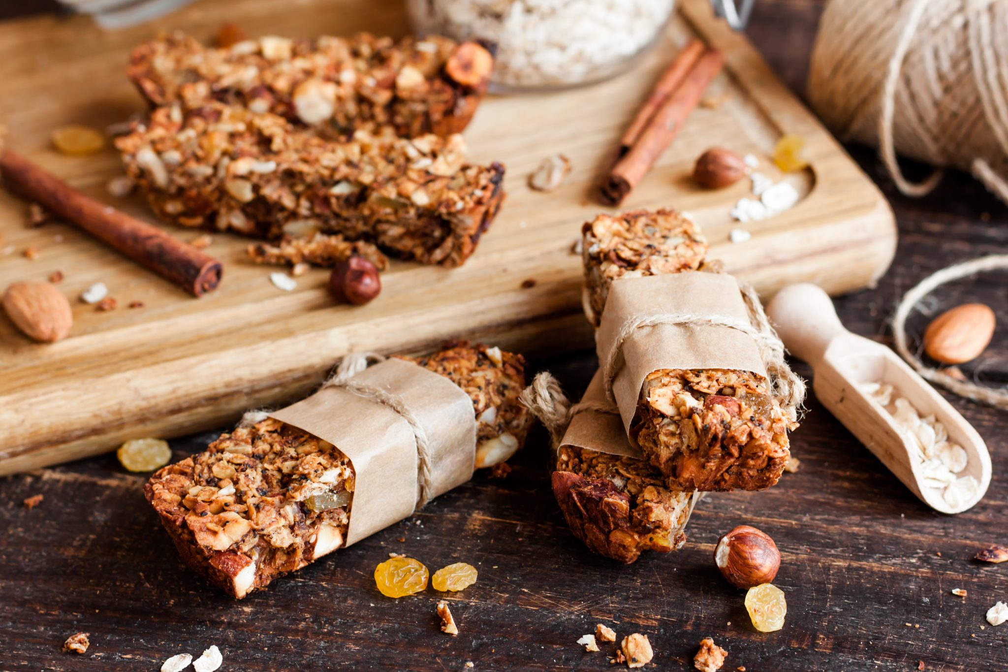 Barrinha de cereal com chocolate, aveia e castanhas: saiba fazer lanche nutritivo e saboroso