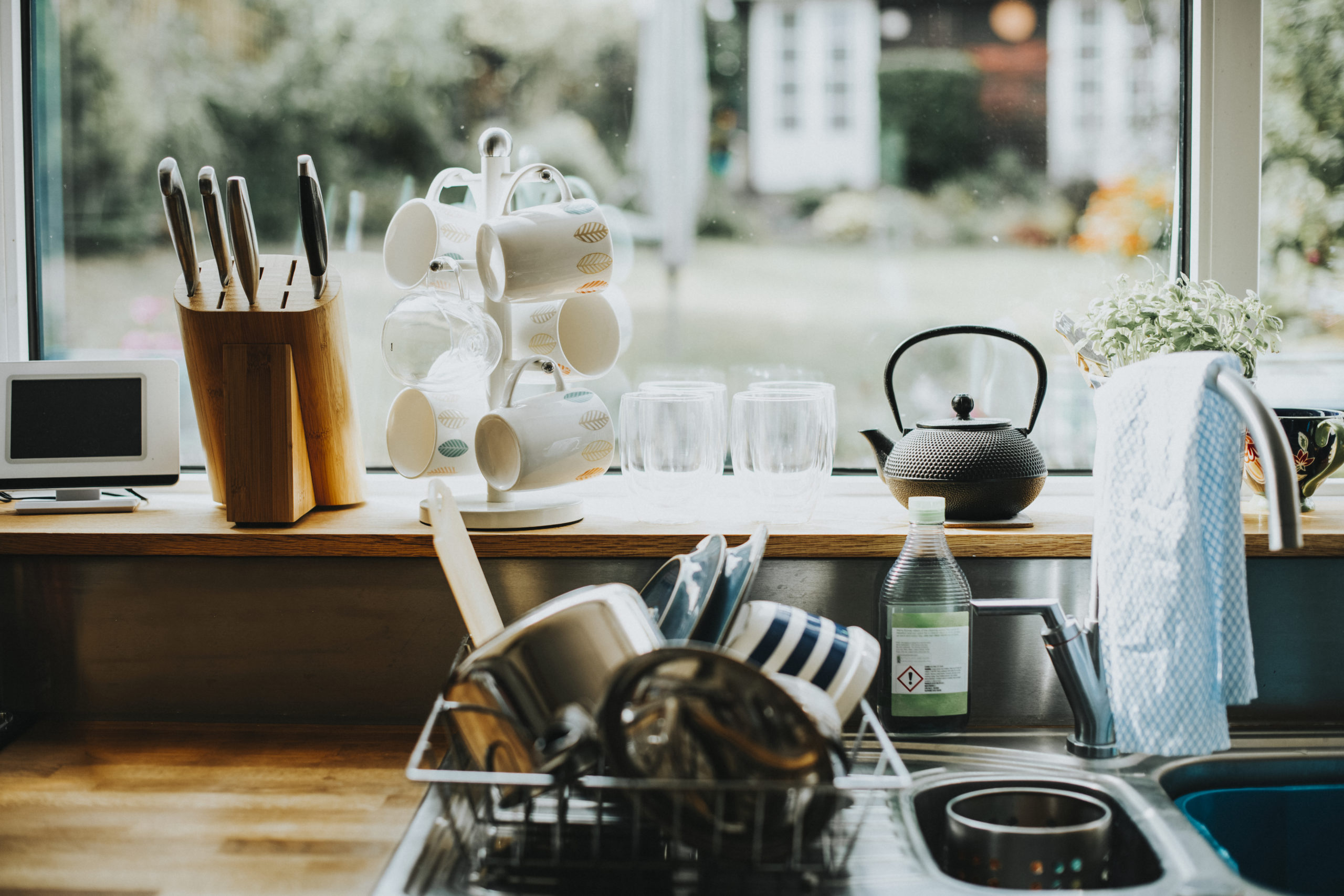 Como limpar a pia da cozinha? Veja dicas imperdíveis
