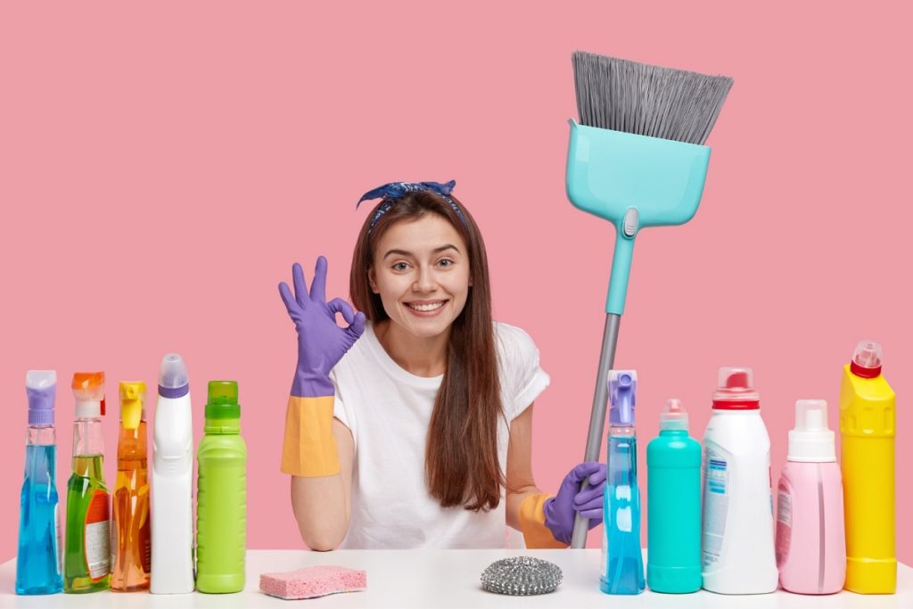 5 maus hábitos para eliminar na limpeza doméstica – Seja muito mais rápida e prática Foto: Freepik
