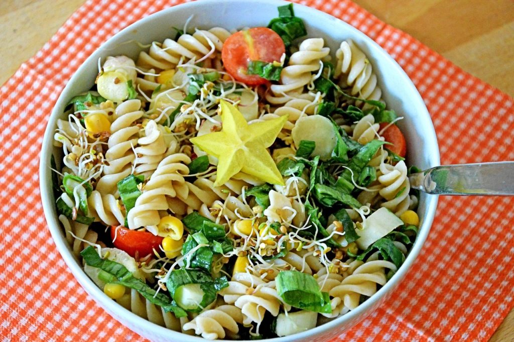 Use abacate para substituir a maionese ela mais saudável para saladas de macarrão