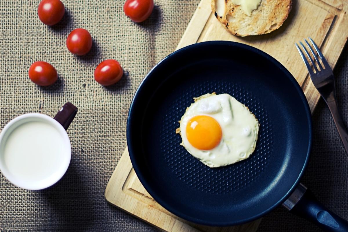 Como fritar ovo sem usar gordura? Veja que incrível e saudável esse modo de preparo
