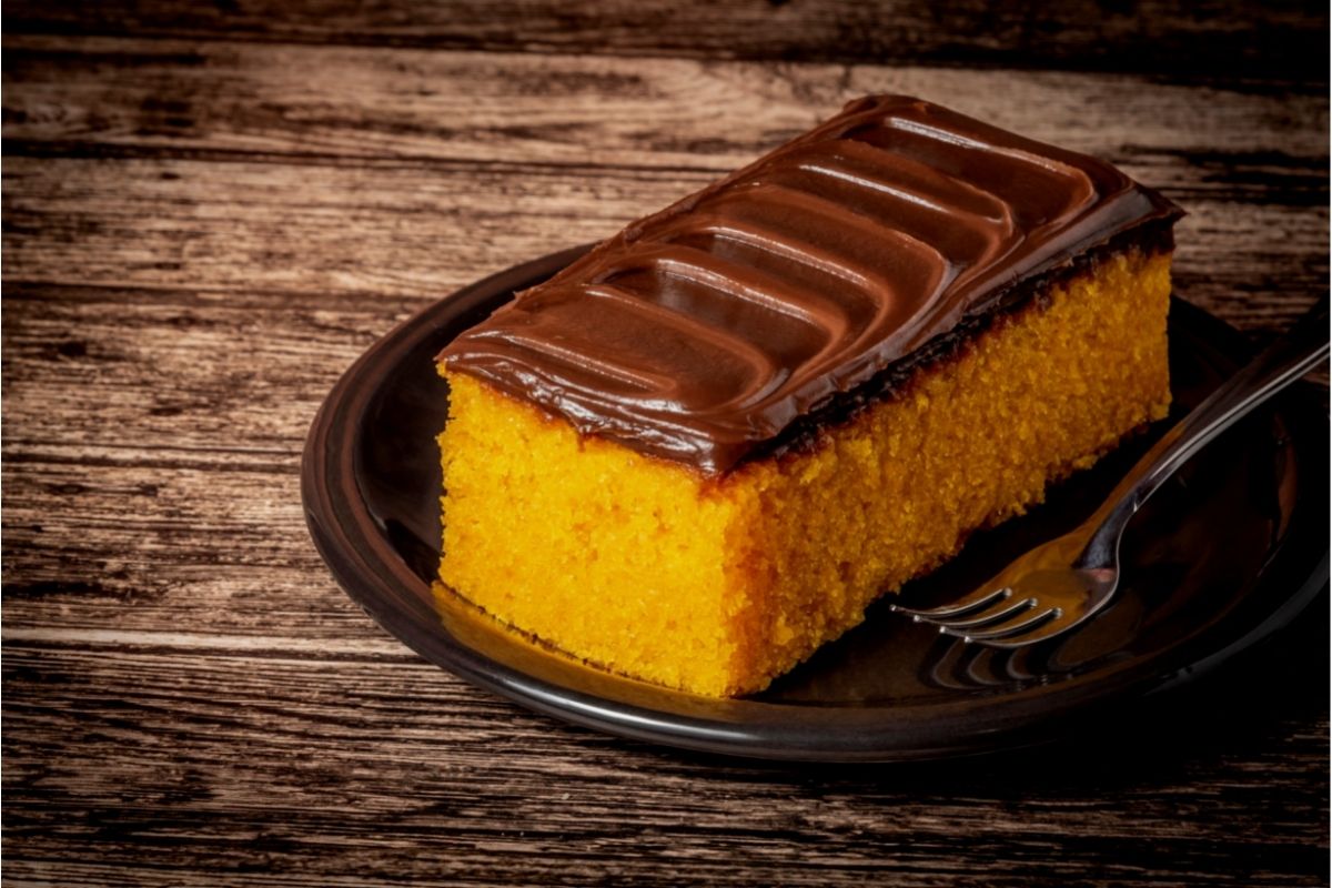 Receita de bolo de cenoura com recheio de chocolate- Imagem: Canva Pro