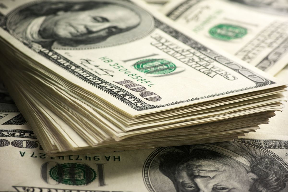 Dólar fecha em queda em R$ 4,84, dólar tem o menor valor dos últimos dois anos (Canva)