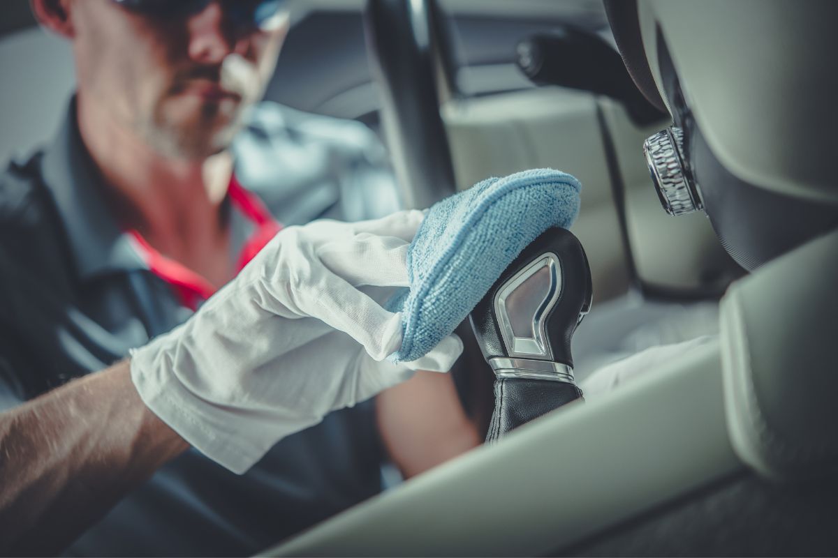 Qual melhor APC para limpeza interna do carro? Siga essas dicas profissionais para fazer em casa - Fonte: Canva