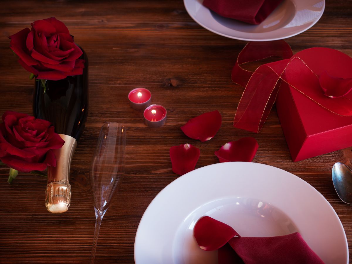 Como fazer uma mesa posta simples e elegante para o dia dos namorados? Siga essas dicas - fonte: canva