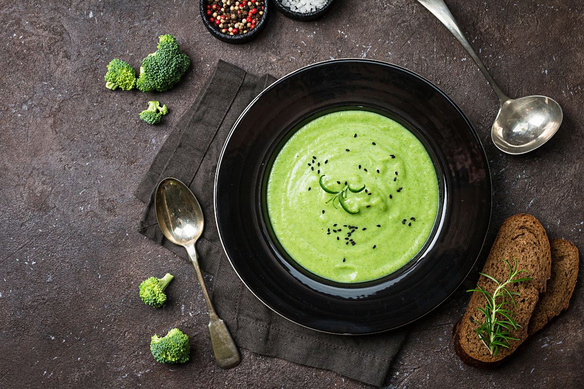 Como fazer creme verde de brócolis: Receita fácil com poucos ingredientes - Fonte: Canva