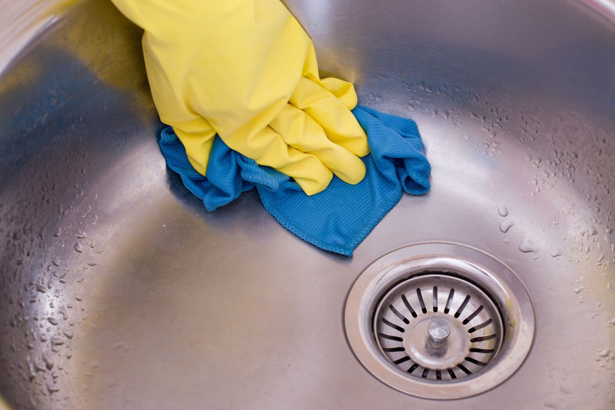 Cozinha suja e bagunçada? 4 dicas para limpar e organizar rapidamente! - Fonte: Canva