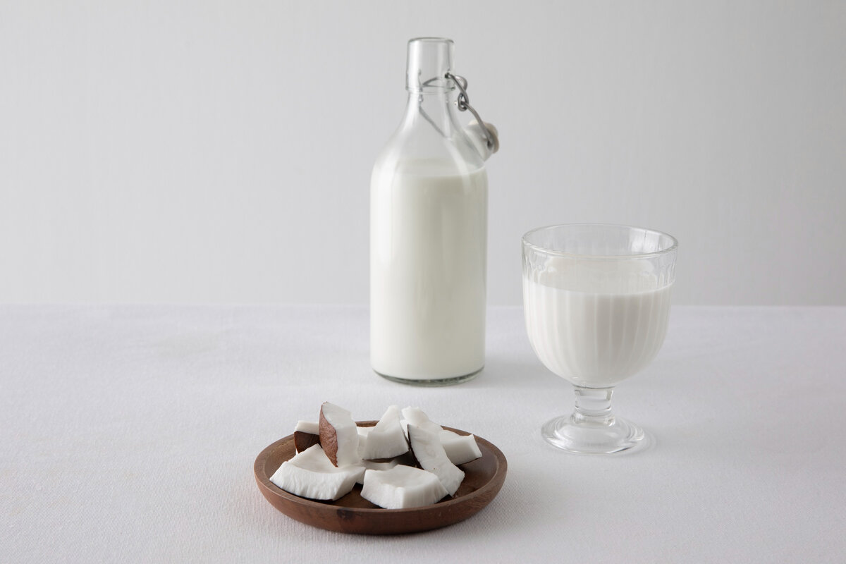 Faça um bom leite de coco caseiro com apenas dois ingredientes e em menos de 10 minutos. Fonte: Freepik