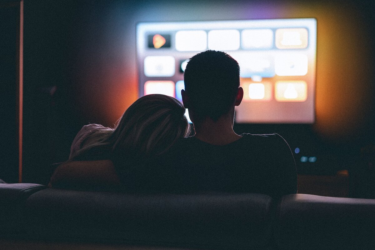 O dia dos namorados fica ainda melhor quando adicionamos na programação, filmes românticos na programação para assistir com o mozão. Fonte: Freepik