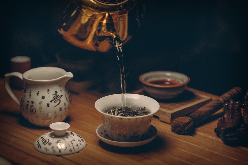 Use chá de arruda para tratar inflamações, reumatismo e varizes. Reprodução: Nikolay Osmachko/Pexels