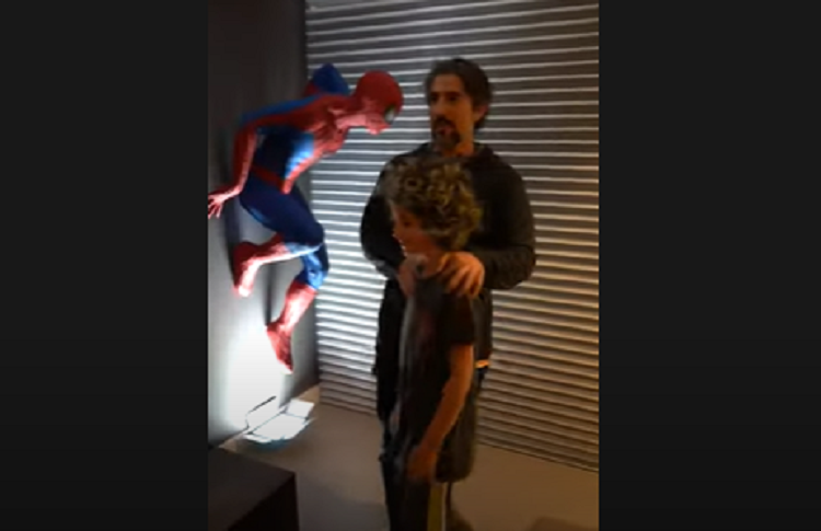 Marcos Mion e seu filho, Stefano, na sala da casa, com a escultura do Homem Aranha - Imagem reproduzida do YouTube