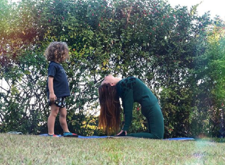 Madalena observando Pitty praticando Yoga - Imagem reproduzida do Instagram