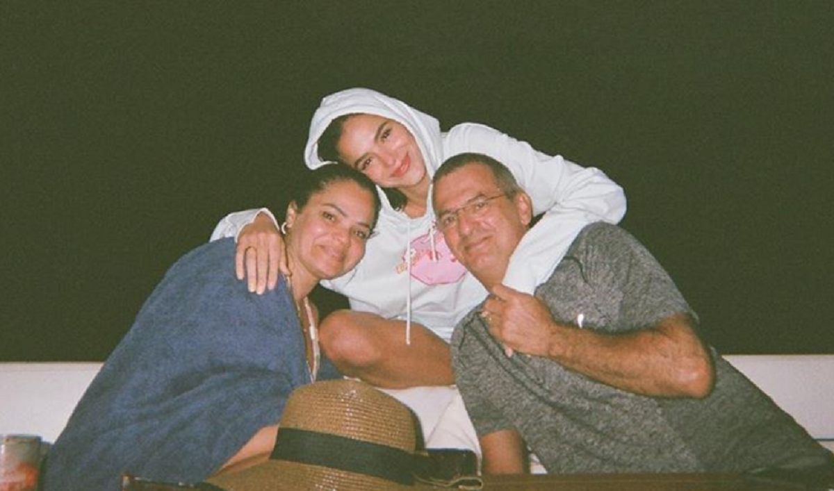 Foto: Bruna Marquezine comemorando o aniversário com os pais (Reprodução/Instagram)