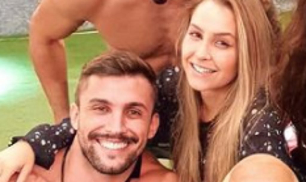 Apos Comentario No Jogo Da Discordia Arthur Picoli Cogita Terminar Com Carla Diaz Universo Pop