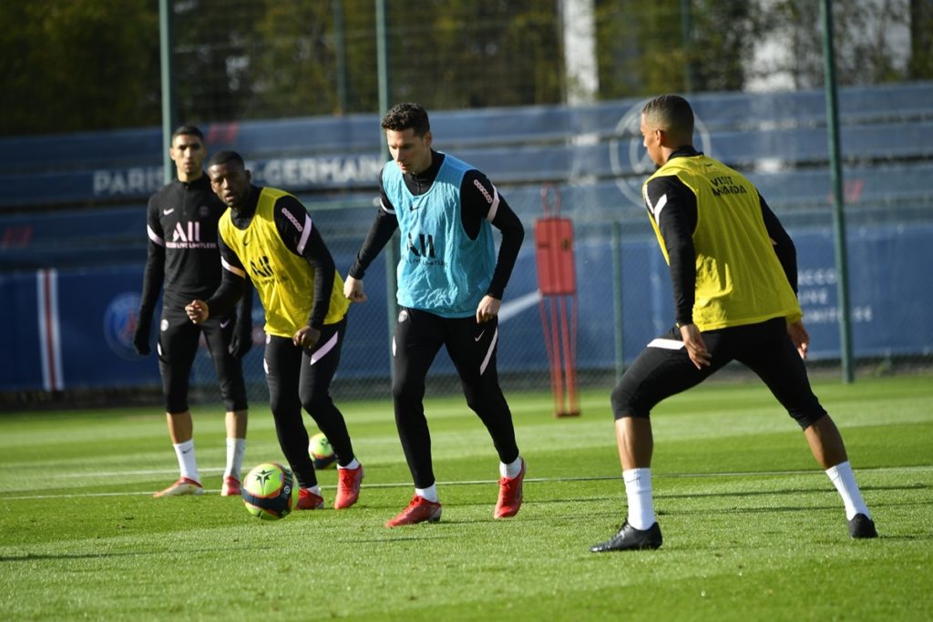 PSG acerta detalhes em treino antes de enfrentar o Lille na Ligue 1. Foto: Divulgação / reprodução Twitter @PSGbrasil