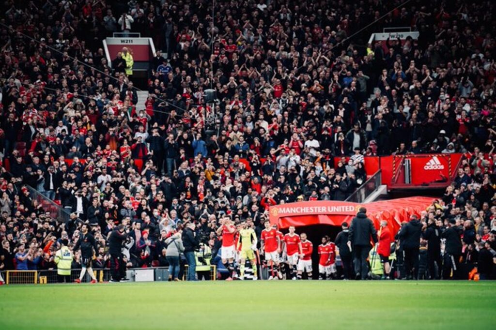 Old Trafford recebe derby entre Manchester United e Manchester City na Premier League. Foto: Divulgação / Reprodução Twitter @ManUtd
