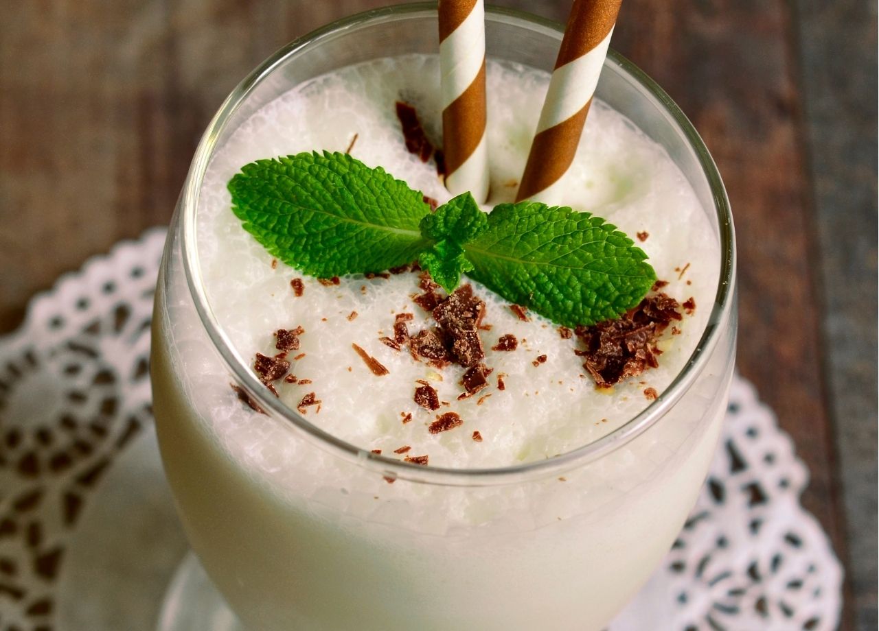 Batida de coco com hortelã e raspas de chocolate deliciosa e refrescante - reprodução do site Canva
