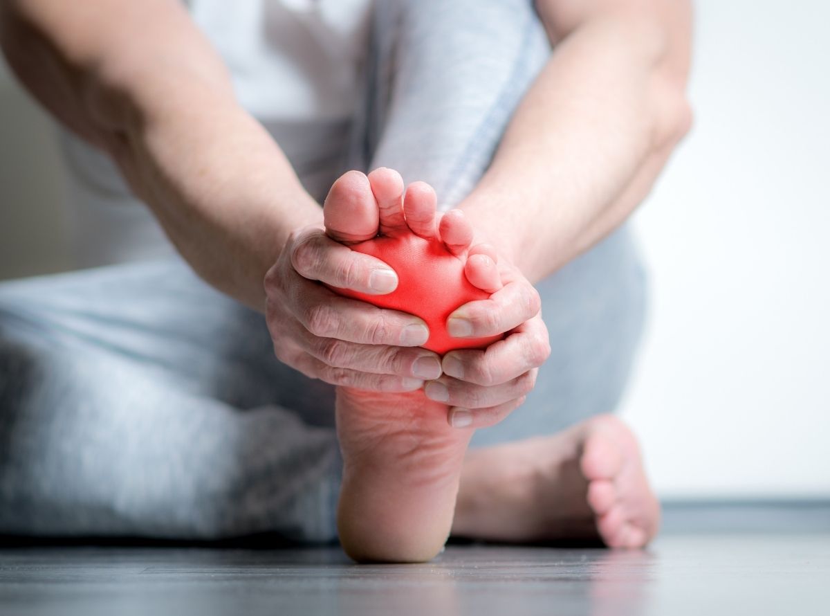 Formas caseiras, simples e eficazes de combater as dores nos pés - Imagem Ilustração