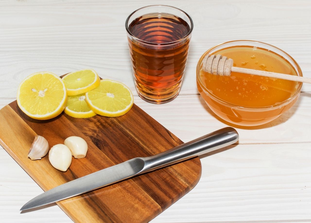 Gripe chá de alho com limão milagroso para melhorar mais rápido - reprodução do site Canva
