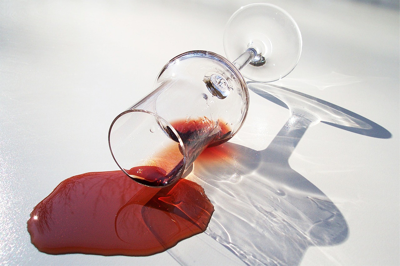 Mancha de vinho em roupa branca saiba como tirar de um jeito fácil - reprodução do site Pixabay