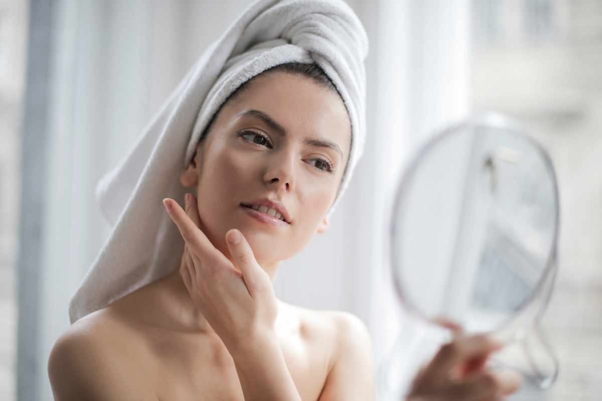 Skincare: saiba quais são os cuidados que devemos ter com a pele de manhã e à noite/ Imagem reproduzida de Canva