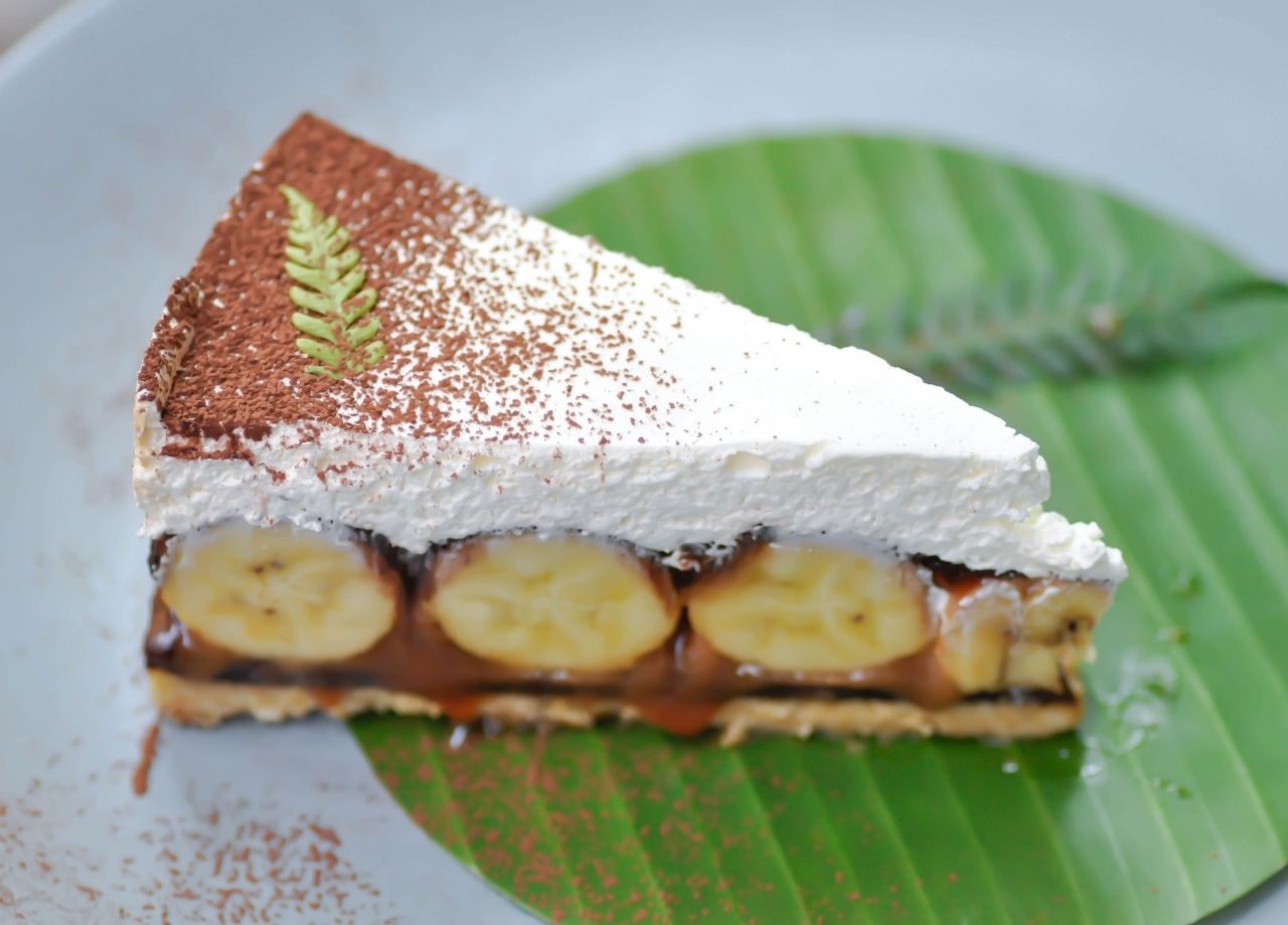 Torta de banana (banoffee) na travessa perfeita para o fim de ano - reprodução do site Canva