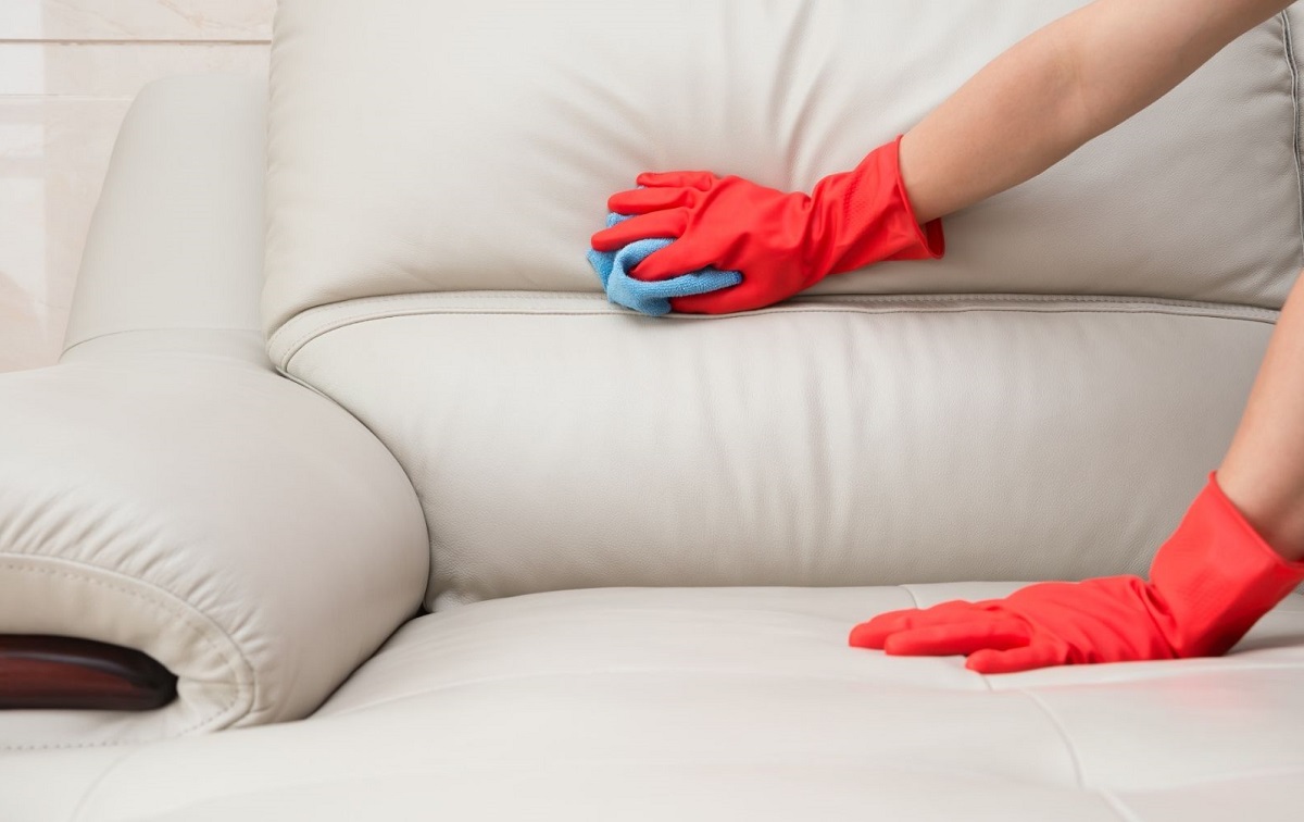 Como tirar mancha de sangue do sofá Limpe qualquer tecido usando apenas 1 produto - Reprodução de imagem do Canva