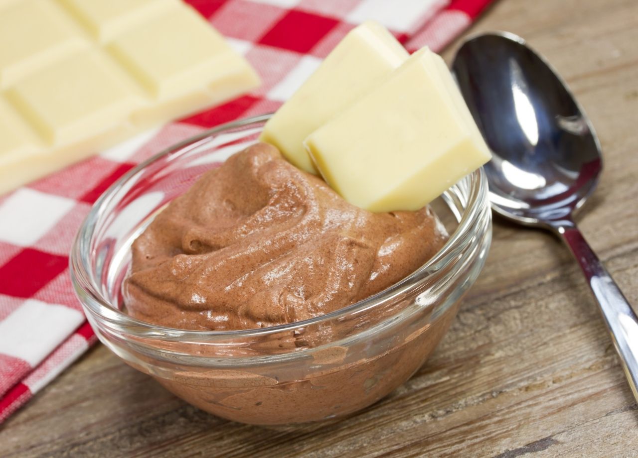 Mousse de chocolate em pó com 3 ingredientes receita barata e deliciosa - reprodução do site Canva
