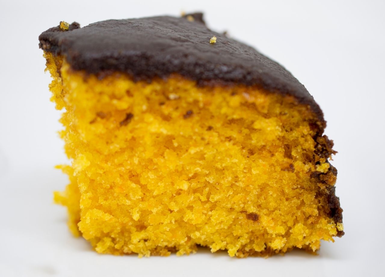 Receita de bolo de cenoura com cobertura de chocolate muito fofinho - reprodução do site Canva
