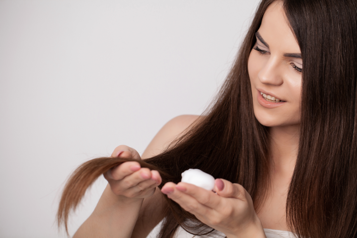 Cuidados com o cabelo confira uma mistura caseira para potencializar o condicionador - canva