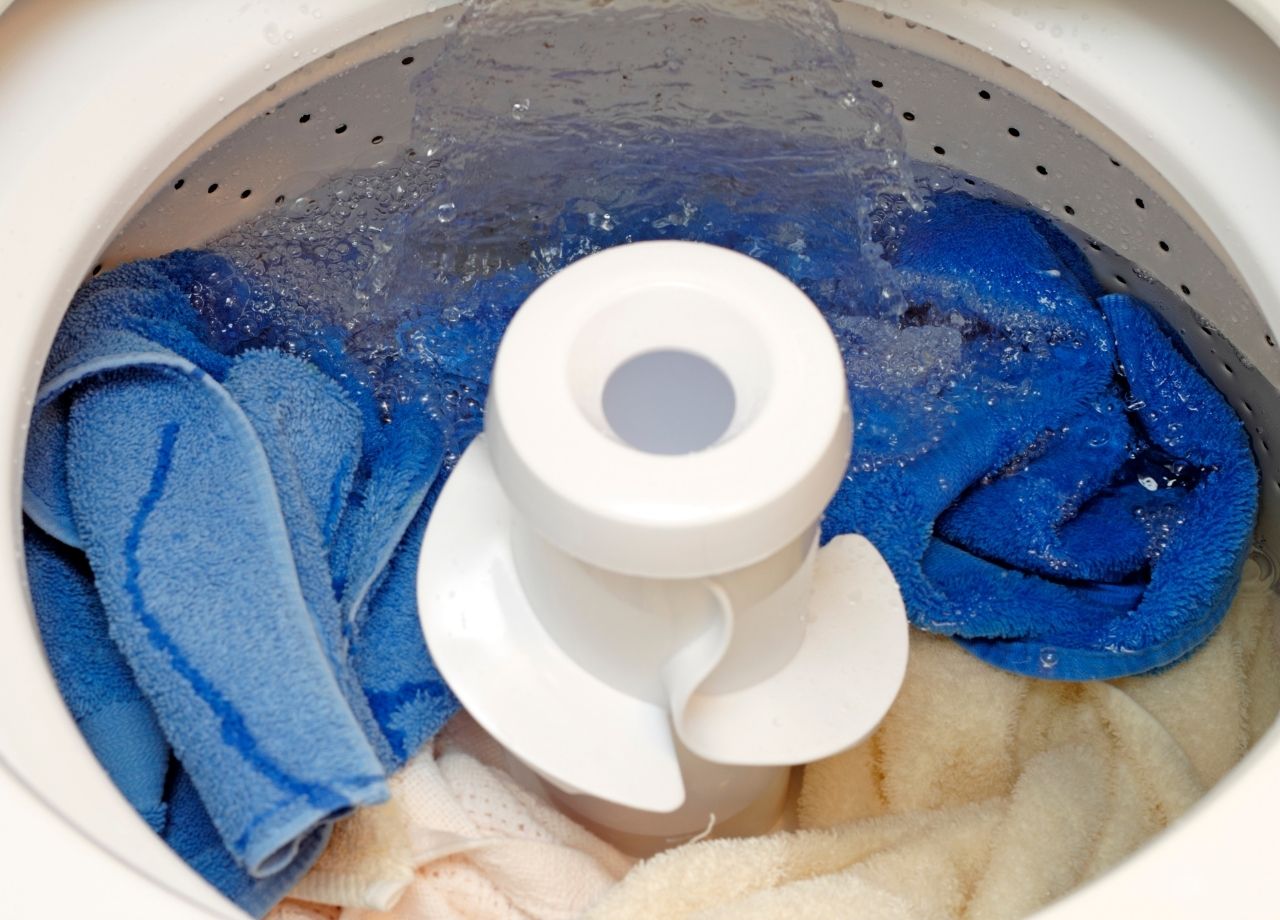 Economizar água ao lavar roupa na máquina (Foto: Canva)