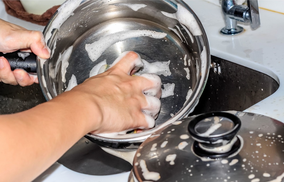 Detergente brilha alumínio sem soda: facilita a limpeza e não prejudica suas mãos - Reprodução de imagem do Canva