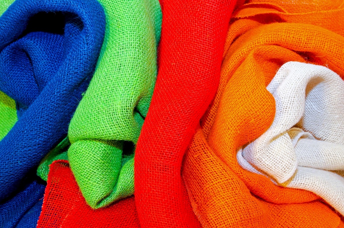 Misturinha para tirar mofo de roupa colorida, fácil de fazer e muito eficiente - Reprodução de imagem do Canva