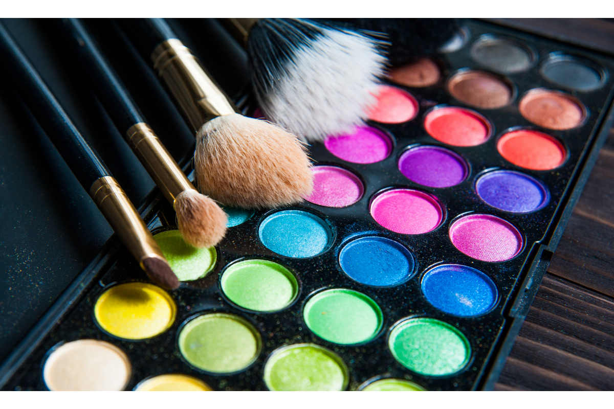 Paletas de maquiagem conheça as tendências de cores para arrasar em 2022 - canva (1)