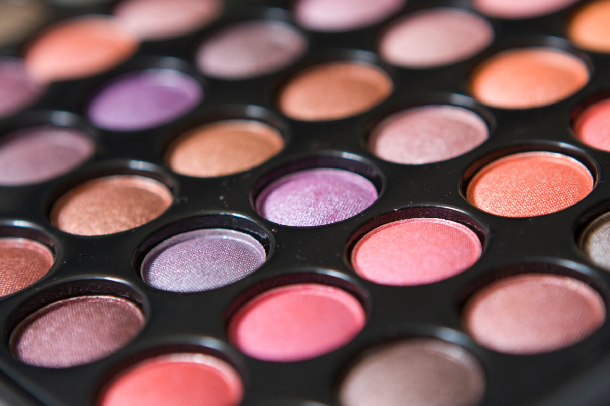 Paletas de maquiagem conheça as tendências de cores para arrasar em 2022 - canva (2)