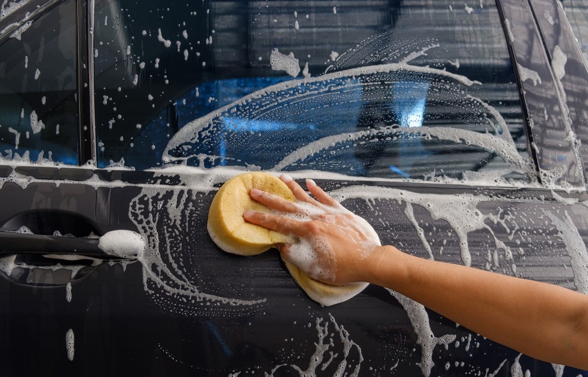 Shampoo caseiro para lavar carro limpa, encera e dá brilho; muito barato - Reprodução de imagem do Canva