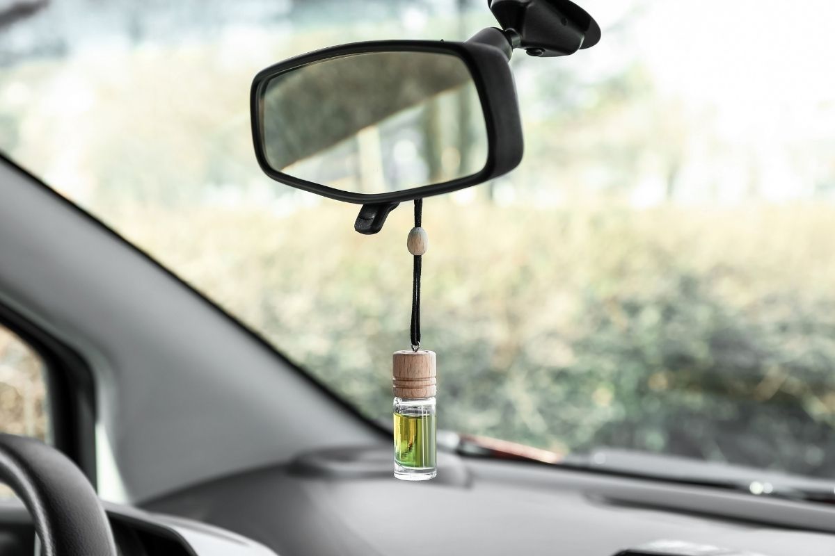 Aprenda como fazer cheirinho para carros com amaciante deixe seu veículo perfumado sem gastar muito - canva