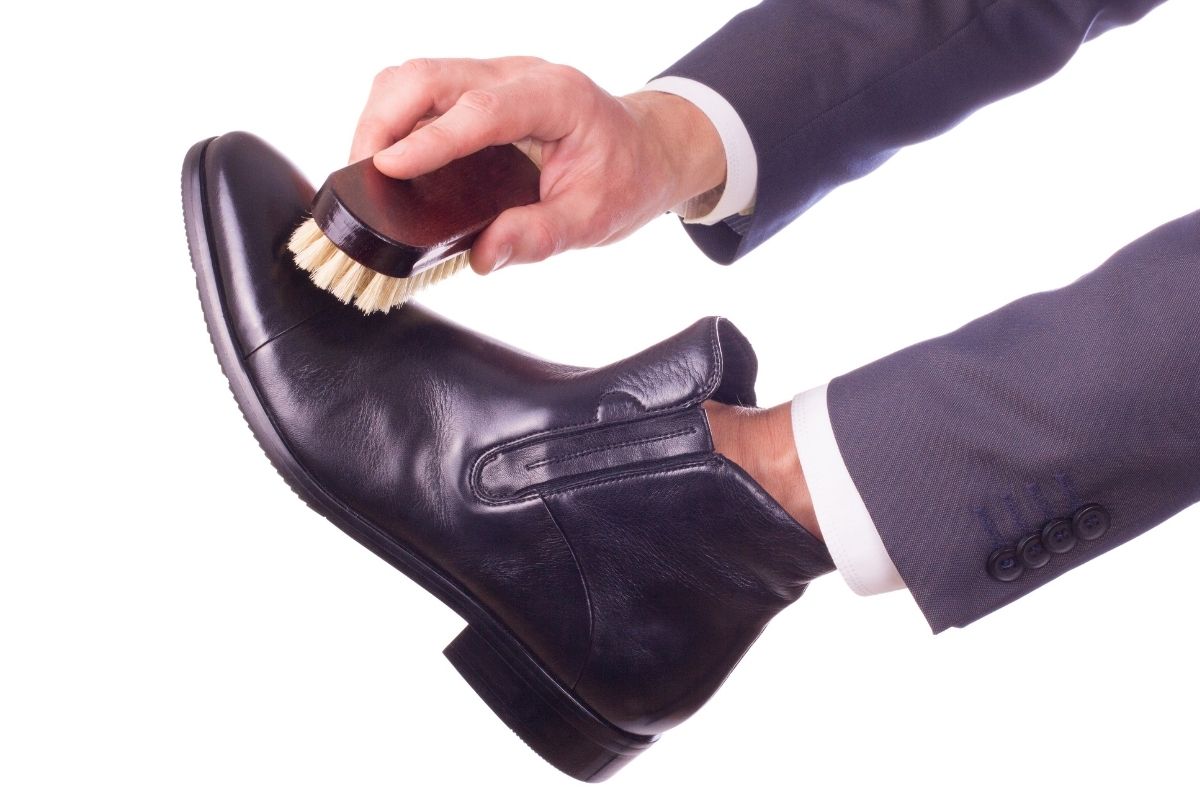 Aprenda como limpar sapato com truque simples para deixá-lo com aspecto de novo economizando muito - canva