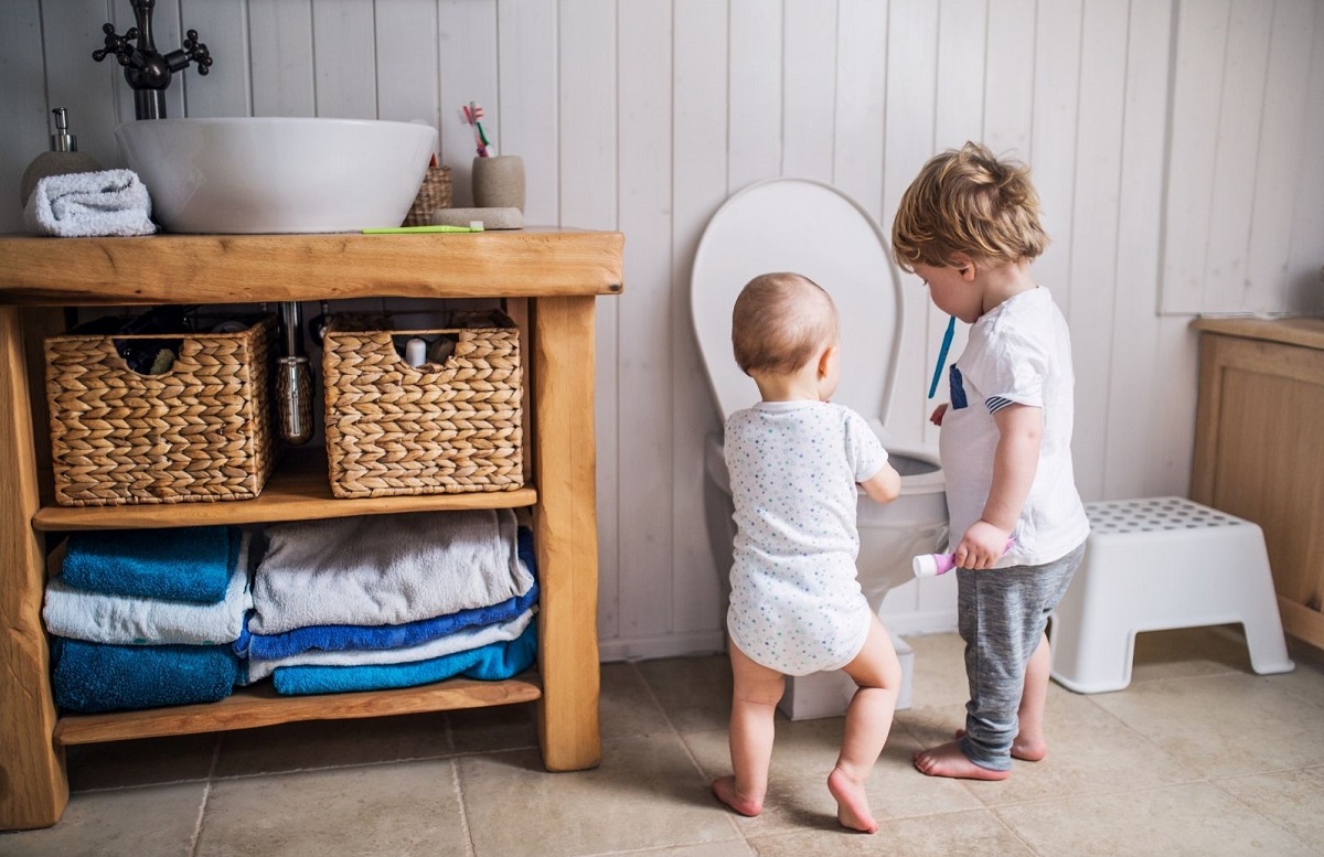 Como organizar banheiro de criança Confira dicas preciosas para tornar o espaço mais funcional e seguro - Imagem do Canva