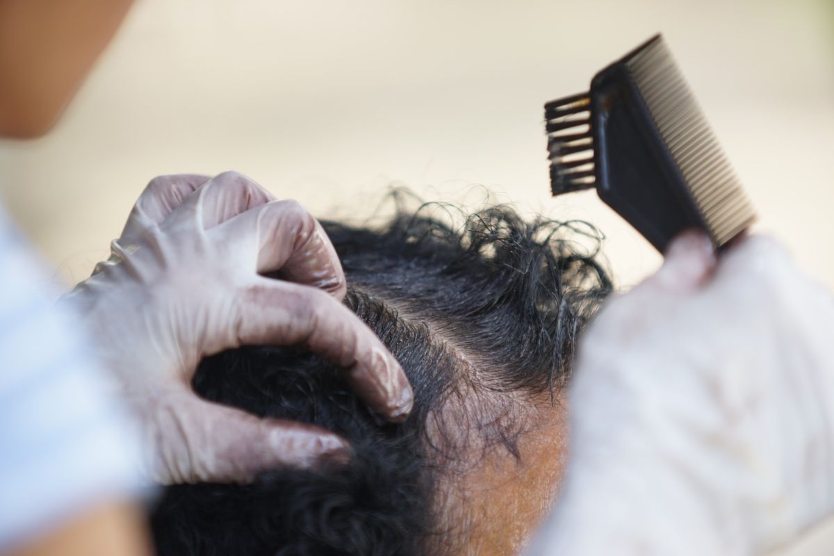 Dicas de cuidados para pintura de cabelo cacheado veja o que você deve fazer - Reprodução Canva