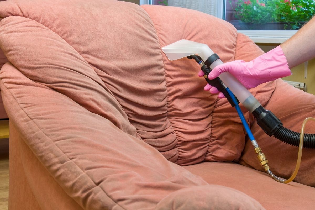 Misturinha caseira para limpar sofá remova o impregnado com essa solução eficiente - canva