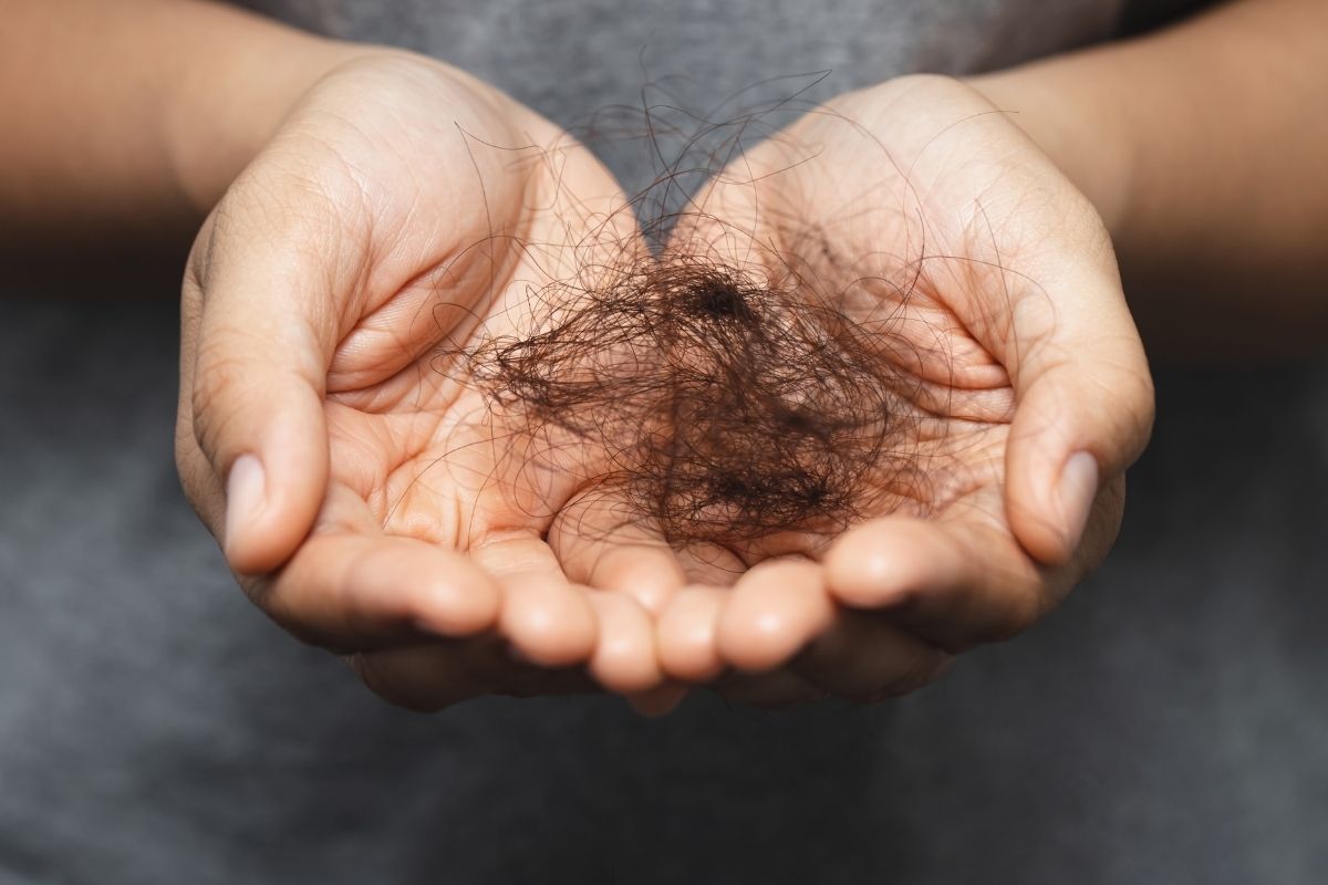 Aprenda dicas importantes para o seu cabelos parar de cair e livre-se deste problema - CANVA