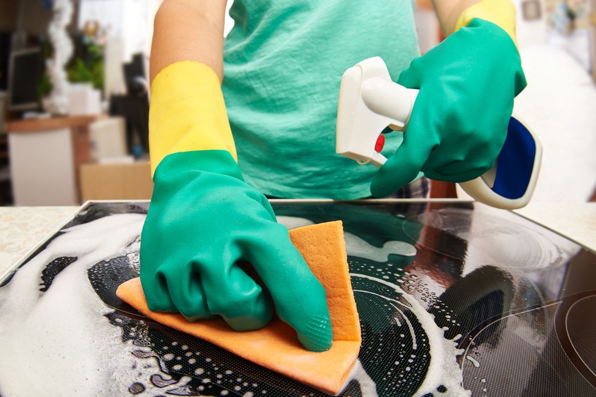 Queridinho da faxina; veja como fazer esse limpador caseiro que deixa a casa inteira brilhando - Fonte: Canva