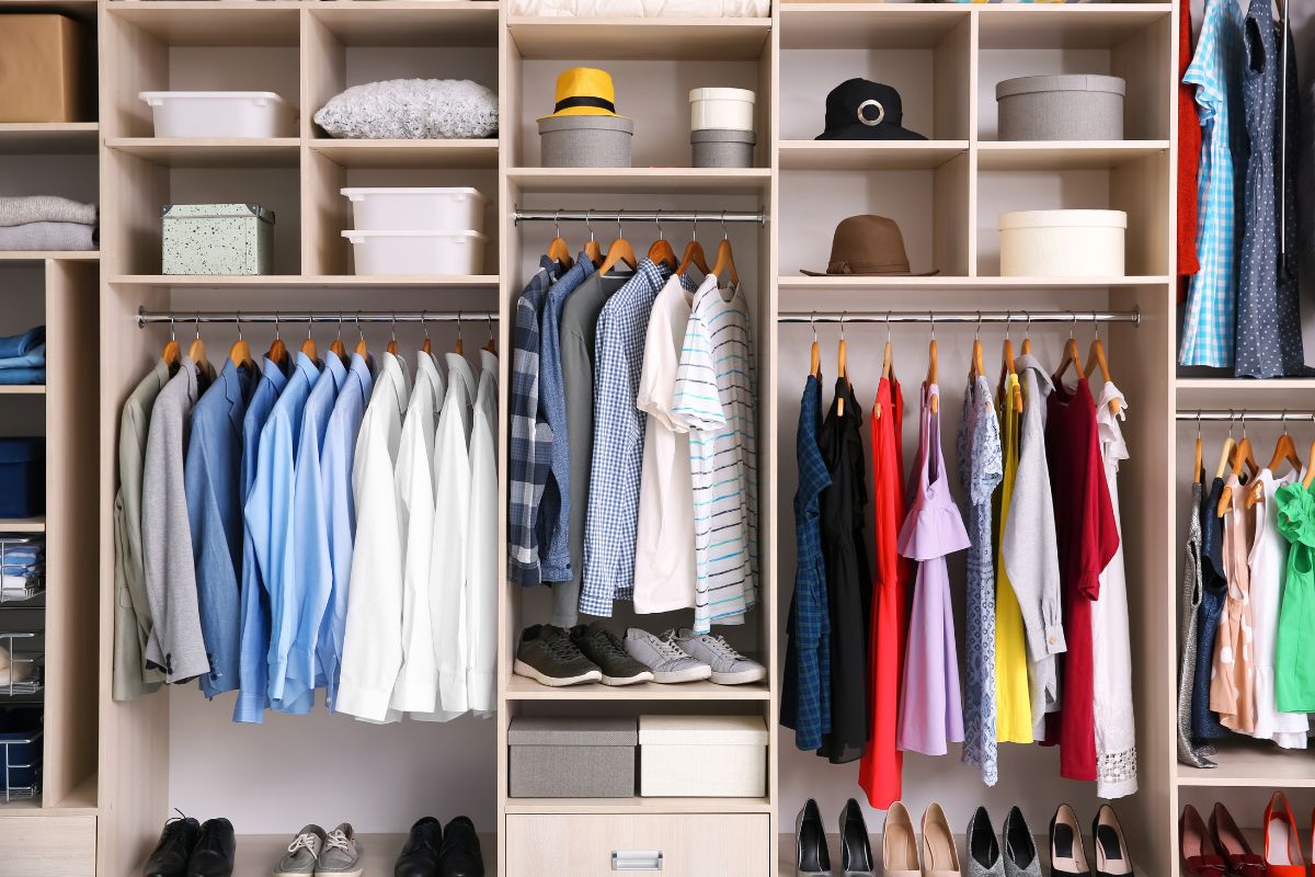 Como organizar guarda-roupa de maneira prática e rápida? Veja as melhores dicas e faça agora