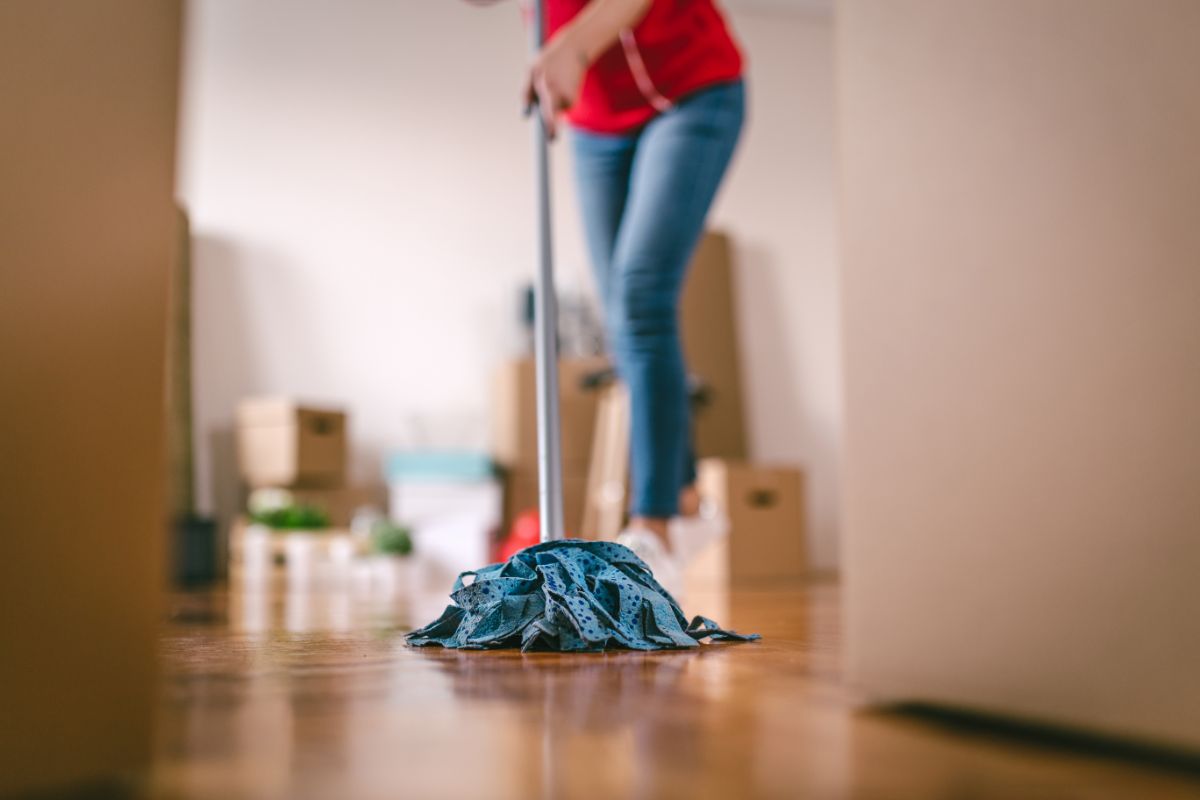 Como limpar o chão de casa sem dificuldades? Descubra como otimizar sua faxina - Canva