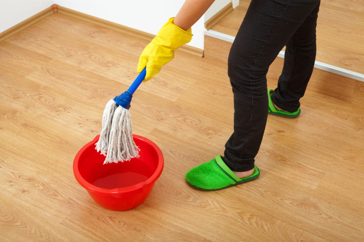 Como limpar o chão de casa sem dificuldades? Descubra como otimizar sua faxina