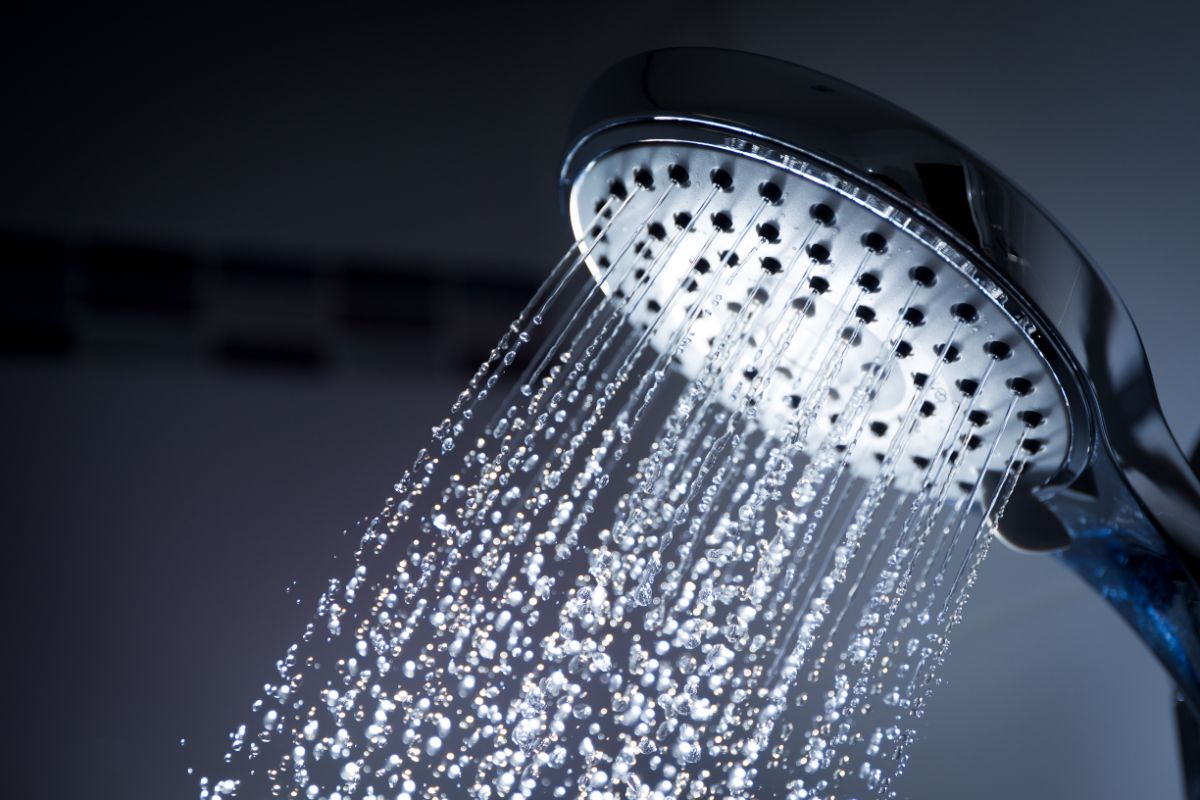 Como desentupir e limpar a parte de fora da ducha; faça isso e tenha mais água no banho - Canva